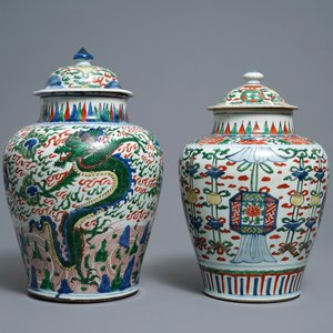 Deux vases couverts en porcelaine de Chine wucai, époque Transition — photo 1