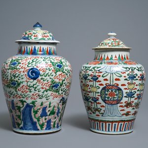 Deux vases couverts en porcelaine de Chine wucai, époque Transition — photo 4
