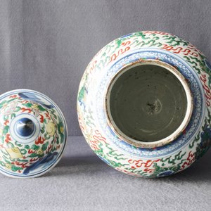 Deux vases couverts en porcelaine de Chine wucai, époque Transition — photo 50