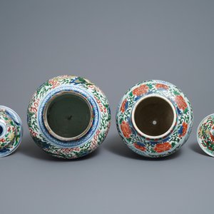 Deux vases couverts en porcelaine de Chine wucai, époque Transition — photo 5