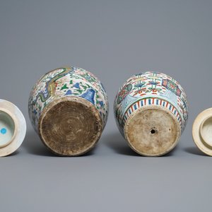 Deux vases couverts en porcelaine de Chine wucai, époque Transition — photo 6
