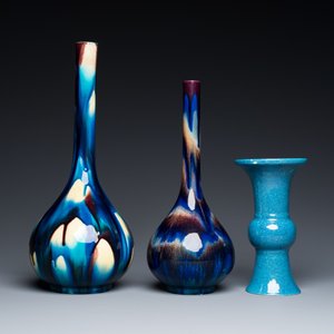 Deux vases de forme bouteille en porcelaine d'Awaji de Japon à émail flambé et un vase en porcelaine de Chine à émail œuf de rouge-gorge, 19/20ème — photo 5