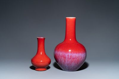 Deux vases de forme bouteille en porcelaine de Chine à émail flambé, 19ème