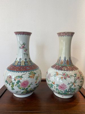Deux vases de forme bouteille en porcelaine de Chine famille rose, marque de Hongxian, République — photo 1
