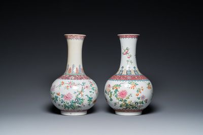 Deux vases de forme bouteille en porcelaine de Chine famille rose, marque de Hongxian, République
