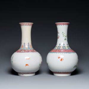 Deux vases de forme bouteille en porcelaine de Chine famille rose, marque de Hongxian, République — photo 3