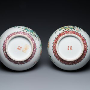 Deux vases de forme bouteille en porcelaine de Chine famille rose, marque de Hongxian, République — photo 5