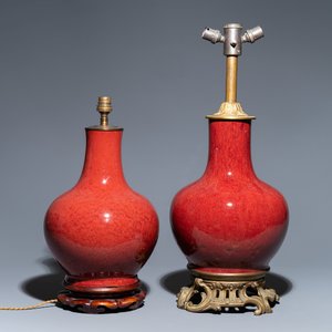 Deux vases de forme bouteille en porcelaine de Chine sang de boeuf monochrome transformés en lampe, 19ème — photo 1