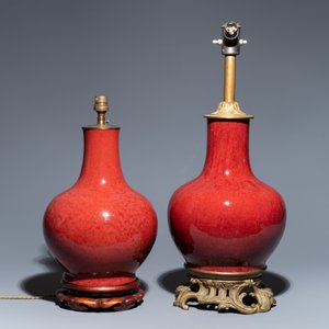 Deux vases de forme bouteille en porcelaine de Chine sang de boeuf monochrome transformés en lampe, 19ème — photo 2