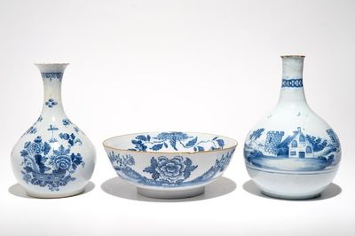 Deux vases de forme bouteille et un bol en faïence anglaise en style de Delft, 18ème