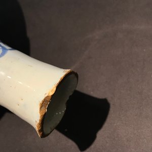 Deux vases de forme bouteille et un bol en faïence anglaise en style de Delft, 18ème — photo 19