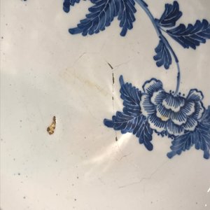 Deux vases de forme bouteille et un bol en faïence anglaise en style de Delft, 18ème — photo 23