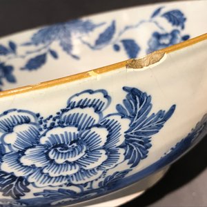 Deux vases de forme bouteille et un bol en faïence anglaise en style de Delft, 18ème — photo 26