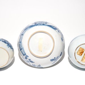 Deux vases de forme bouteille et un bol en faïence anglaise en style de Delft, 18ème — photo 7