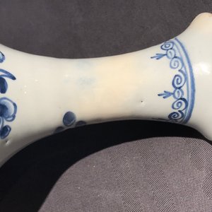 Deux vases de forme bouteille et un bol en faïence anglaise en style de Delft, 18ème — photo 9