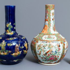 Deux vases de forme bouteille et un pot à pinceaux en porcelaine de Chine, 19/20ème — photo 4