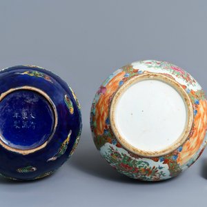 Deux vases de forme bouteille et un pot à pinceaux en porcelaine de Chine, 19/20ème — photo 5