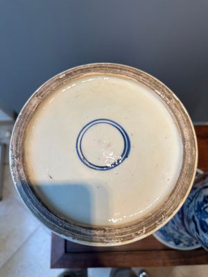 Deux vases de forme 'gu' en porcelaine de Chine en bleu et blanc à décor d'écureuils dans les vignes, Kangxi — photo 13