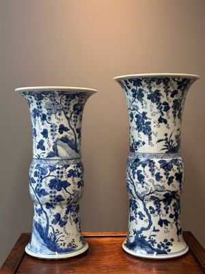 Deux vases de forme 'gu' en porcelaine de Chine en bleu et blanc à décor d'écureuils dans les vignes, Kangxi — photo 4