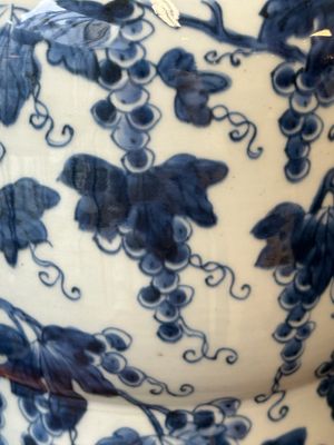 Deux vases de forme 'gu' en porcelaine de Chine en bleu et blanc à décor d'écureuils dans les vignes, Kangxi — photo 8