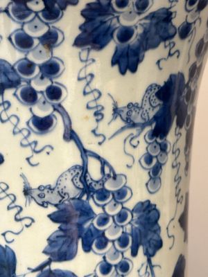 Deux vases de forme 'gu' en porcelaine de Chine en bleu et blanc à décor d'écureuils dans les vignes, Kangxi — photo 10