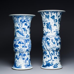 Deux vases de forme 'gu' en porcelaine de Chine en bleu et blanc à décor d'écureuils dans les vignes, Kangxi — photo 3
