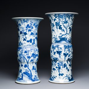 Deux vases de forme 'gu' en porcelaine de Chine en bleu et blanc à décor d'écureuils dans les vignes, Kangxi — photo 4