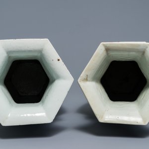 Deux vases de forme hexagonale en porcelaine de Chine famille rose et bleu et blanc sur fond céladon, 19ème — photo 5