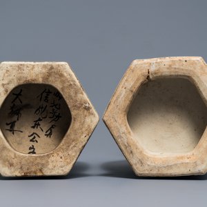 Deux vases de forme hexagonale en porcelaine de Chine famille rose et bleu et blanc sur fond céladon, 19ème — photo 6