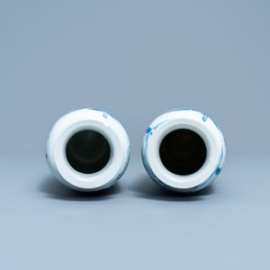 Deux vases de forme rouleau en porcelaine de Chine en bleu et blanc, Kangxi — photo 5