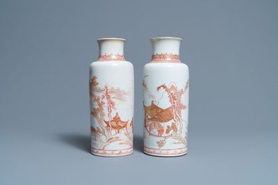 Deux vases de forme rouleau en porcelaine de Chine en rouge de fer et doré, Kangxi