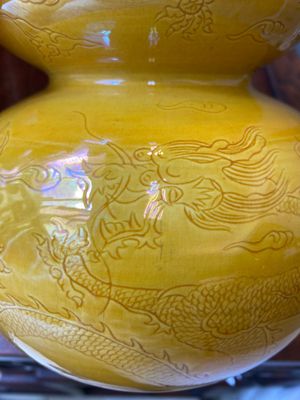 Deux vases de forme triple gourde en porcelaine de Chine en jaune monochrome aux rinceaux de lotus et dragons, marque de Longqing, 19ème — photo 12