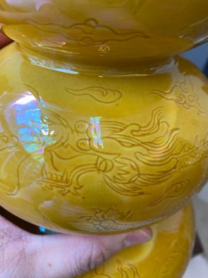 Deux vases de forme triple gourde en porcelaine de Chine en jaune monochrome aux rinceaux de lotus et dragons, marque de Longqing, 19ème — photo 13