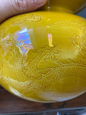 Deux vases de forme triple gourde en porcelaine de Chine en jaune monochrome aux rinceaux de lotus et dragons, marque de Longqing, 19ème — photo 14