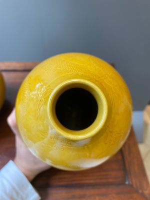 Deux vases de forme triple gourde en porcelaine de Chine en jaune monochrome aux rinceaux de lotus et dragons, marque de Longqing, 19ème — photo 9