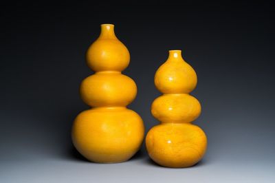 Deux vases de forme triple gourde en porcelaine de Chine en jaune monochrome aux rinceaux de lotus et dragons, marque de Longqing, 19ème