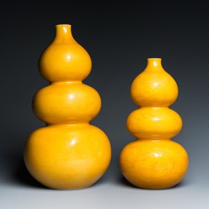 Deux vases de forme triple gourde en porcelaine de Chine en jaune monochrome aux rinceaux de lotus et dragons, marque de Longqing, 19ème — photo 5