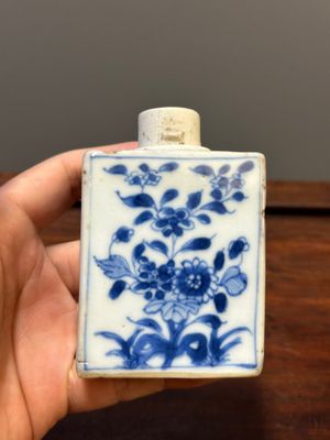 Deux vases, deux pichets miniatures et une boîte à thé en porcelaine de Chine en bleu et blanc, Kangxi — photo 2