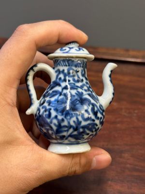 Deux vases, deux pichets miniatures et une boîte à thé en porcelaine de Chine en bleu et blanc, Kangxi — photo 26