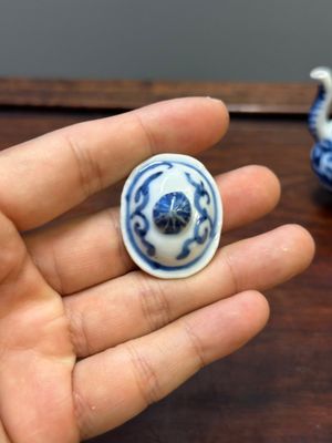 Deux vases, deux pichets miniatures et une boîte à thé en porcelaine de Chine en bleu et blanc, Kangxi — photo 27