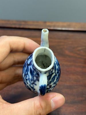 Deux vases, deux pichets miniatures et une boîte à thé en porcelaine de Chine en bleu et blanc, Kangxi — photo 29