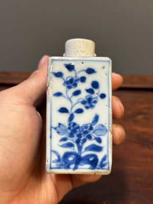 Deux vases, deux pichets miniatures et une boîte à thé en porcelaine de Chine en bleu et blanc, Kangxi — photo 3