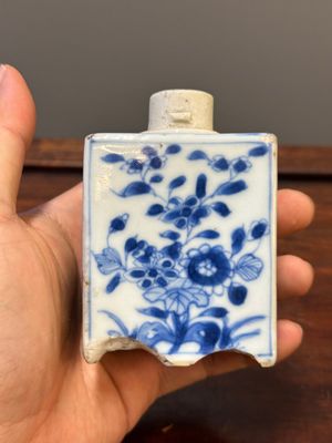 Deux vases, deux pichets miniatures et une boîte à thé en porcelaine de Chine en bleu et blanc, Kangxi — photo 4