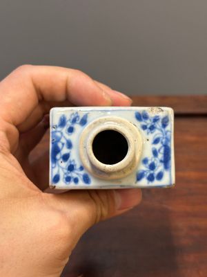 Deux vases, deux pichets miniatures et une boîte à thé en porcelaine de Chine en bleu et blanc, Kangxi — photo 6