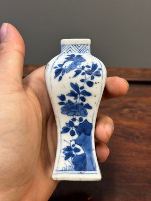Deux vases, deux pichets miniatures et une boîte à thé en porcelaine de Chine en bleu et blanc, Kangxi — photo 9