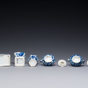 Deux vases, deux pichets miniatures et une boîte à thé en porcelaine de Chine en bleu et blanc, Kangxi — photo 4