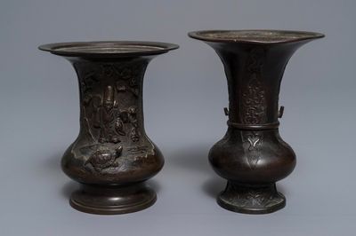 Deux vases en bronze à décor en relief, Chine, 18/19ème