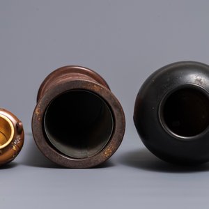 Deux vases en bronze incrusté et un ikebana à décor d'un aigle, Japon, Meiji, 19/20ème — photo 6