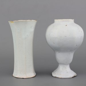 Deux vases en faïence blanche de Delft, 18e — photo 1