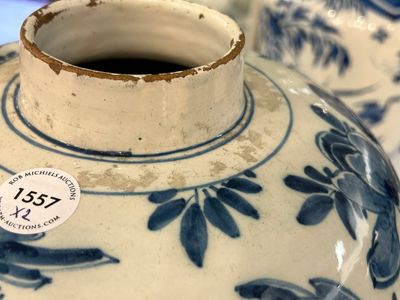 Deux vases en faïence de Delft en bleu et blanc à décor d'oiseaux parmi des branches fleuries, 18ème — photo 2